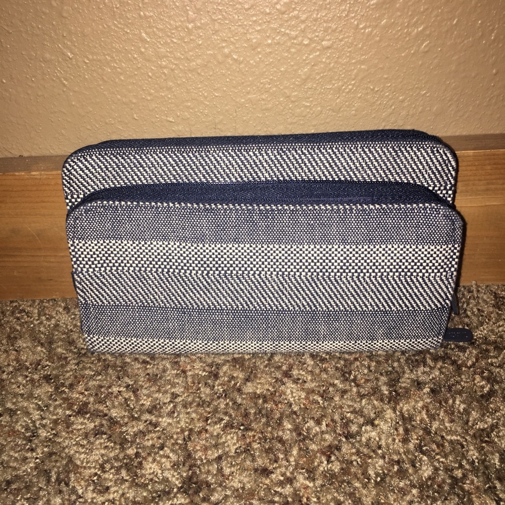 Perfect Cents Wallet in Woven Stripe 💙Thirty-One